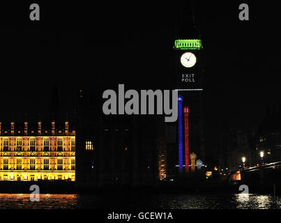 Die BBC projiziert ein Ergebnis einer Austrittsumfrage auf die Houses of Parliament, London. Stockfoto