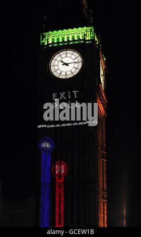 Die BBC projiziert ein Ergebnis einer Austrittsumfrage auf die Houses of Parliament, London. Stockfoto