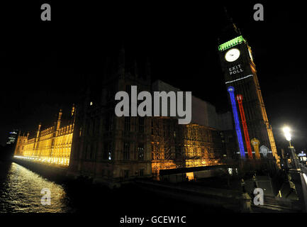 Die BBC projiziert ein Ergebnis einer Austrittsumfrage auf die Houses of Parliament, London. Stockfoto