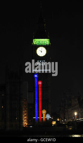 Die BBC projiziert ein Ergebnis einer Austrittsumfrage auf die Houses of Parliament, London. Stockfoto