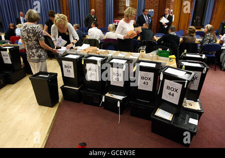 Wahlurnen werden im Rathaus von Redditch aufgestellt, da die Zählung im Wahlkreis des Labour-Kandidaten Jacqui Smith beginnt. Stockfoto