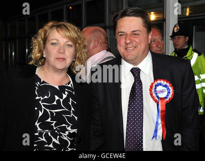 Der Vorsitzende der britischen Nationalpartei Nick Griffin kommt heute Abend mit seiner Frau Jackie im Goresbrook Leisure Center in Dagenham Essex zur allgemeinen Wahlerklärung an. Stockfoto