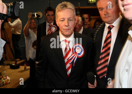 Erster Minister und DUP-Führer Peter Robinson, nachdem er Naomi Long von der Alliance Party im Wahlkreis East Belfast im Count Center in Newtownards die Niederlage zugesagt hatte. Stockfoto