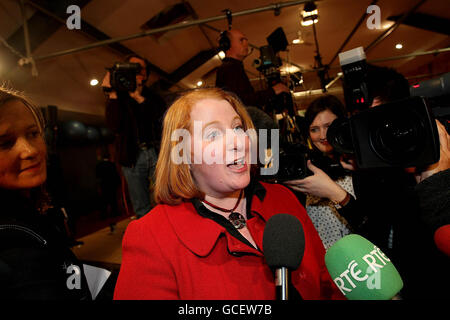 Naomi Long von der Alliance Party, nachdem er den Ersten Minister und DUP-Führer Peter Robinson im Wahlkreis East Belfast im Count Center in Newtownards geschlagen hatte. Stockfoto