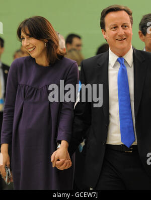 Der konservative Parteivorsitzende David Cameron und seine Frau Samantha kommen heute Abend vor der Erklärung seines Wahlergebnisses im Windrush Leisure Center in seinem Wahlkreis Witney in Oxfordshire an. Stockfoto