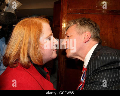 Der erste Minister und DUP-Führer Peter Robinson gratuliert Naomi Long von der Alliance Party, nachdem sie den Wahlkreis East Belfast im Count Center in Newtownards gewonnen hat. Stockfoto