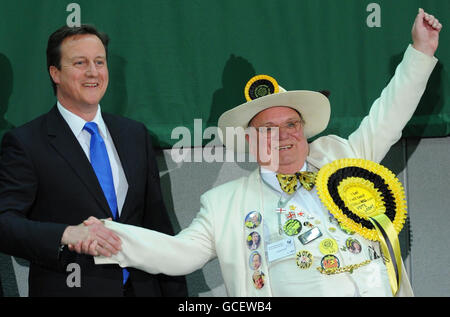 Der konservative Parteichef David Cameron feiert heute Abend mit dem Kandidaten der William Hill Party, Alan Hope, seinen Sitz in Witney. Stockfoto