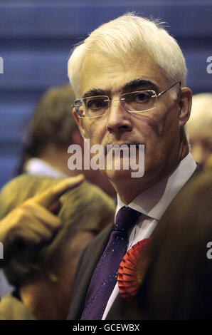 Schatzkanzler Alistair Darling wartet auf sein Ergebnis im Zählzentrum der Meadowbank für die Parlamentswahlen 2010, wo er seinen Sitz behalten hat. Stockfoto