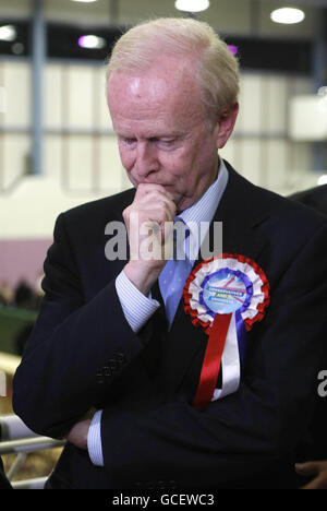 Ulster Unionist und Konservative Parteichef Sir Reg Empey wird bei der Valley Leisure Center Zählung gesehen, nachdem er den Sitz in South Antrim nicht gewinnen konnte. Stockfoto