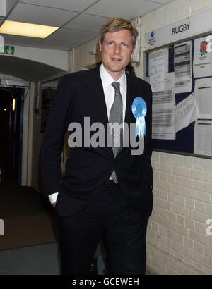 Der konservative Kandidat Zac Goldsmith kommt bei der Generalwahlzählung für den Londoner Stadtteil Richmond upon Thames am Richmond upon Thames College an. Stockfoto