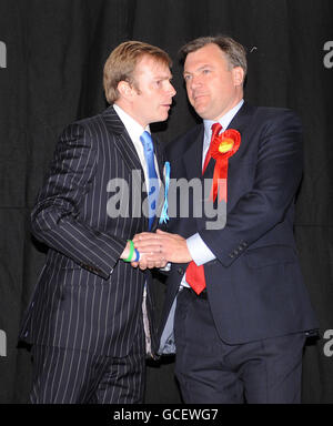 Ed Balls bietet dem Kandidaten der Konservativen Partei, Antony Calvert, seine Hand an, nachdem Labour im neu gegründeten Wahlkreis Morley und Outwood während der Wahlkämpfe in Leeds im John Charles Sports Center in Leeds gewonnen hatte. Stockfoto