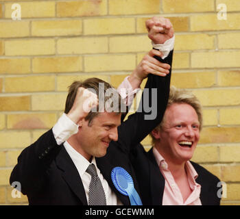 Zac Goldsmith (links) feiert mit seinem Wahlagenten David Newman den Gewinn des Richmond Park am Richmond upon Thames College. Stockfoto