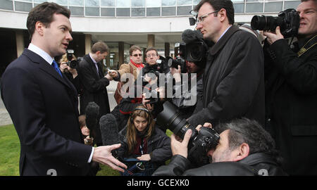 Schattenkanzler George Osborne spricht mit den Medien, als er das neue Plakat der Konservativen Partei vor dem Tory-Hauptquartier in London enthüllt. Stockfoto