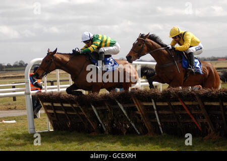 Cousin Vinny (rechts) unter Ruby Walsh gewinnt die Keelings Irish Strawberry-Hürde vor Head of the Posse unter Tony McCoy während des Osterfestivals auf der Fairyhouse Racecourse, Co Meath, Irland. Stockfoto