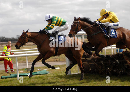 Cousin Vinny (rechts) unter Ruby Walsh gewinnt die Keelings Irish Strawberry-Hürde vor Head of the Posse unter Tony McCoy während des Osterfestivals auf der Fairyhouse Racecourse, Co Meath, Irland. Stockfoto