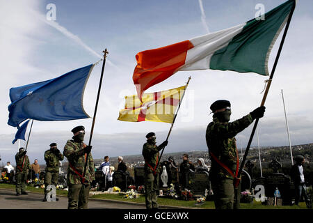 Maskierte Mitglieder der Real IRA bei einer republikanischen Gedenkfeier zu Ostern auf dem Creggan Friedhof in Londonderry. Stockfoto