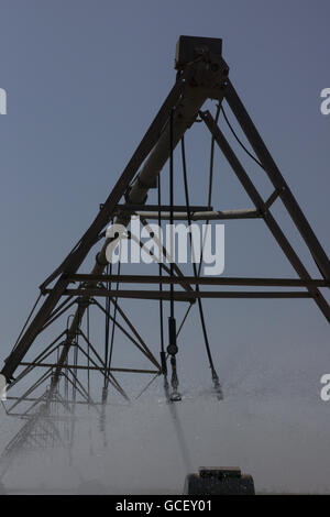 Groß angelegte Bewässerungssystem in einem einsamen Bauernhof Stockfoto