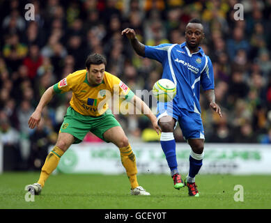 Russell Martin von Norwich City und Jemal Johnson von Stockport County Für den Ball Stockfoto