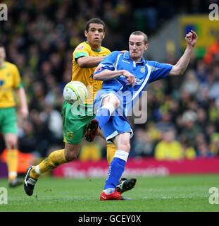 Fußball - Coca-Cola Football League One - Norwich City / Stockport County - Carrow Road. Darel Russell von Norwich City und James Vincent von Stockport County kämpfen um den Ball Stockfoto