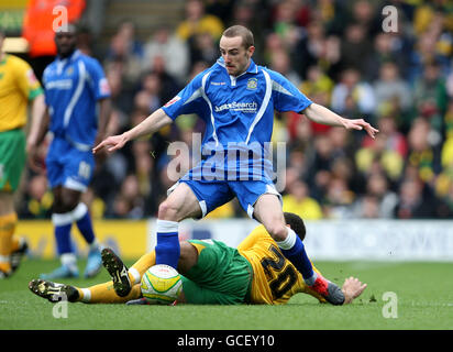 Fußball - Coca-Cola Football League One - Norwich City / Stockport County - Carrow Road. Darel Russell von Norwich City und James Vincent von Stockport County kämpfen um den Ball Stockfoto