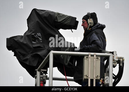 Pferderennen - Nottingham Racecourse - 7. März 2010. Ein Kameramann filmt das Rennen von einer erhöhten Position aus Stockfoto