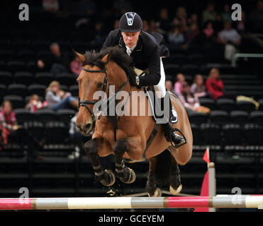 Mikael Forsten auf Evli Nandele tritt während der British Open Show Jumping Championships im NEC, Birmingham, an. Stockfoto