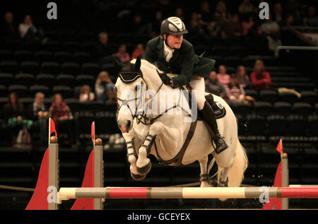 Alex Duffy auf Courtown tritt während der British Open Show Jumping Championships im NEC, Birmingham, an. Stockfoto