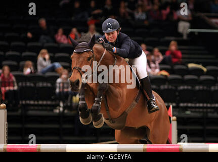 Equestränin - British Open Show Jumping Championships - erster Tag - NEC. Jemma Kirk auf Wexford tritt während der British Open Show Jumping Championships im NEC, Birmingham, an. Stockfoto