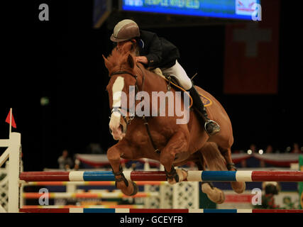 Equestränin - British Open Show Jumping Championships - erster Tag - NEC. Paul Barker am Temple Ryfield tritt während der British Open Show Jumping Championships im NEC, Birmingham, an. Stockfoto