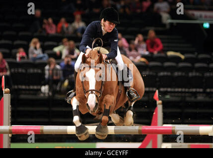 Equestränin - British Open Show Jumping Championships - erster Tag - NEC. Samantha McIntosh am Lindberg des Hayettes tritt während der British Open Show Jumping Championships im NEC, Birmingham, an. Stockfoto