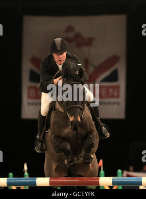 Michael Whitaker auf Gig Udukus tritt während der British Open Show Jumping Championships im NEC, Birmingham, an. Stockfoto