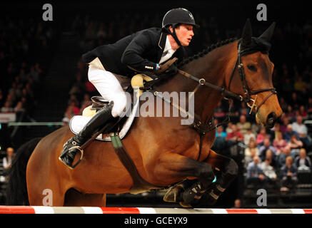 Der deutsche Daniel Deusser auf Cabreado tritt heute Abend beim zweiten Lauf der British Open Show Jumping Championships im NEC, Birmingham, an. Stockfoto