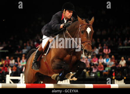 Robert Whitaker auf USA Today tritt heute Abend im NEC, Birmingham, beim zweiten Lauf der British Open Show Jumping Championships an. Stockfoto