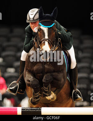 Equestränin - British Open Show Jumping Championships - Tag zwei - NEC. Ucorado B, gefahren von dem Irlands Alex Duffy im zweiten Lauf der British Open Show Jumping Championships im NEC, Birmingham. Stockfoto