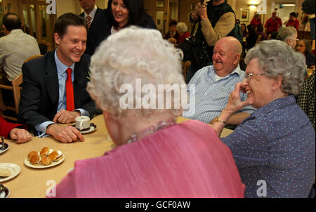 Der Vorsitzende der Liberaldemokratischen Partei Nick Clegg plaudert mit den Bewohnern des Wohnkomplexes Plas Bryn Extra Care in Cardiff, Wales. Stockfoto