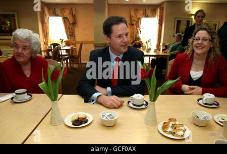 Der Vorsitzende der Liberaldemokratischen Partei Nick Clegg plaudert mit den Bewohnern des Wohnkomplexes Plas Bryn Extra Care in Cardiff, Wales. Stockfoto