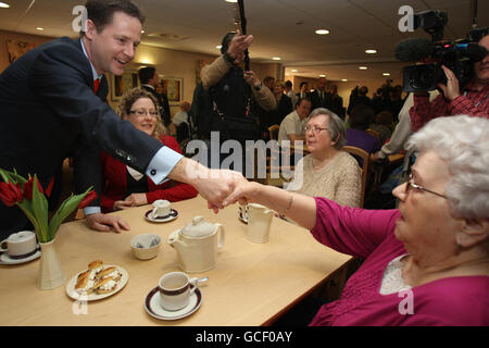 Der Vorsitzende der Liberaldemokratischen Partei Nick Clegg trifft sich mit den Bewohnern des Wohnkomplexes Plas Bryn Extra Care in Cardiff, Wales. Stockfoto