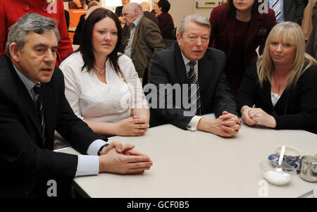 RETANSMITTED KORREKTUR DER BILDUNTERSCHRIFT Premierminister Gordon Brown und Innenminister Alan John Johnson treffen Linda (rechts) und Danielle Bowman in einem Gemeindezentrum in Stevenage in Hertfordshire. Stockfoto