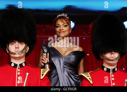 Darsteller und Gastgeber der Classical Brit Awards Danielle De Niese mit zwei Mitgliedern der Coldstream Guards, bei der Fotoausstellung des Classical Brits Award im Mayfair Hotel im Zentrum von London. Stockfoto