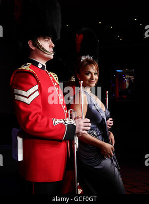 Darsteller und Gastgeber der Classical Brit Awards Danielle De Niese mit zwei Mitgliedern der Coldstream Guards, bei der Fotoausstellung des Classical Brits Award im Mayfair Hotel im Zentrum von London. Stockfoto