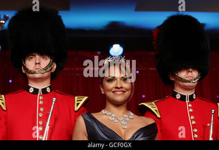 Darsteller und Gastgeber der Classical Brit Awards Danielle De Niese mit zwei Mitgliedern der Coldstream Guards, bei der Fotoausstellung des Classical Brits Award im Mayfair Hotel im Zentrum von London. Stockfoto