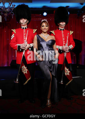 Darsteller und Gastgeber der Classical Brit Awards Danielle De Niese mit zwei Mitgliedern der Coldstream Guards, bei der Fotoausstellung des Classical Brits Award im Mayfair Hotel im Zentrum von London. Stockfoto