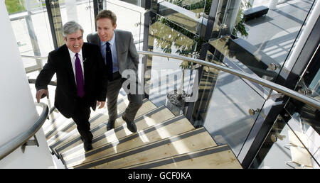 Der schottische Sekretär Jim Murphy (rechts) und der Holyrood-Führer Iain Gray (links) kommen vor dem Start des Labour-Manifests für schottische Wähler am Motherwell College in Schottland an. Stockfoto