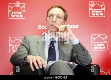 Der schottische Sekretär Jim Murphy während der Einführung des Labour-Manifests für schottische Wähler am Motherwell College in Schottland. Stockfoto