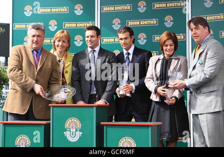 Pferderennen - 2010 John Smith's Grand National - Tag drei - Aintree Racecourse. Trainer Paul Nicholls (links) feiert, nachdem Tataniano den John Smith's Novice's Chase gewonnen hat Stockfoto