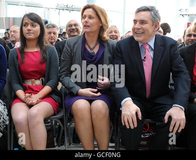 Die Labour-Unterstützerin Ellie Gellard, 20, sitzt mit Premierminister Gordon Brown und seiner Frau Sarah zusammen, bevor er heute im Queen Elizabeth Hospital in Birmingham das Wahlprogramm der Labour Party lancierte. Stockfoto