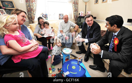 Ed Balls, (zweiter von rechts), Staatssekretär für Kinder, Schulen und Familien, nimmt an einem Treffen in Gloucester mit lokalen Eltern und Kindern Teil, die von den Sure Start Kinderzentren von Labour profitiert haben. Mit ihm (von links) hält Gemma Chatterton Tochter Isabelle, 4, Jo McKenna Tochter Caitlin, 2, Chris Chatterton und (rechts) Gloucester MP Parmjit Dhanda mit William Chatterton, 3, auf dem Boden. Stockfoto