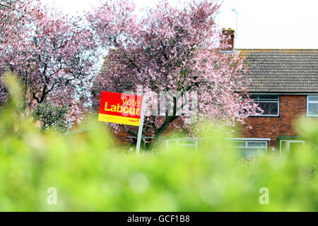 Wahlkampf 2010 11. April. Ein Vote Labour-Zeichen in Reading, Rekshire Stockfoto