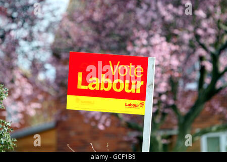 Wahlkampf 2010 11. April. Ein Vote Labour-Zeichen in Reading, Rekshire Stockfoto