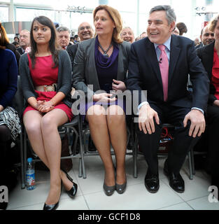 WIEDERHOLUNG FRÜHERER ÜBERTRAGUNGEN: Die Arbeiterunterstützerin Ellie Gellard, 20, sitzt mit Premierminister Gordon Brown und seiner Frau Sarah zusammen, bevor er heute im Queen Elizabeth Hospital in Birmingham das Wahlmanifest der Labour Party lancierte. Stockfoto